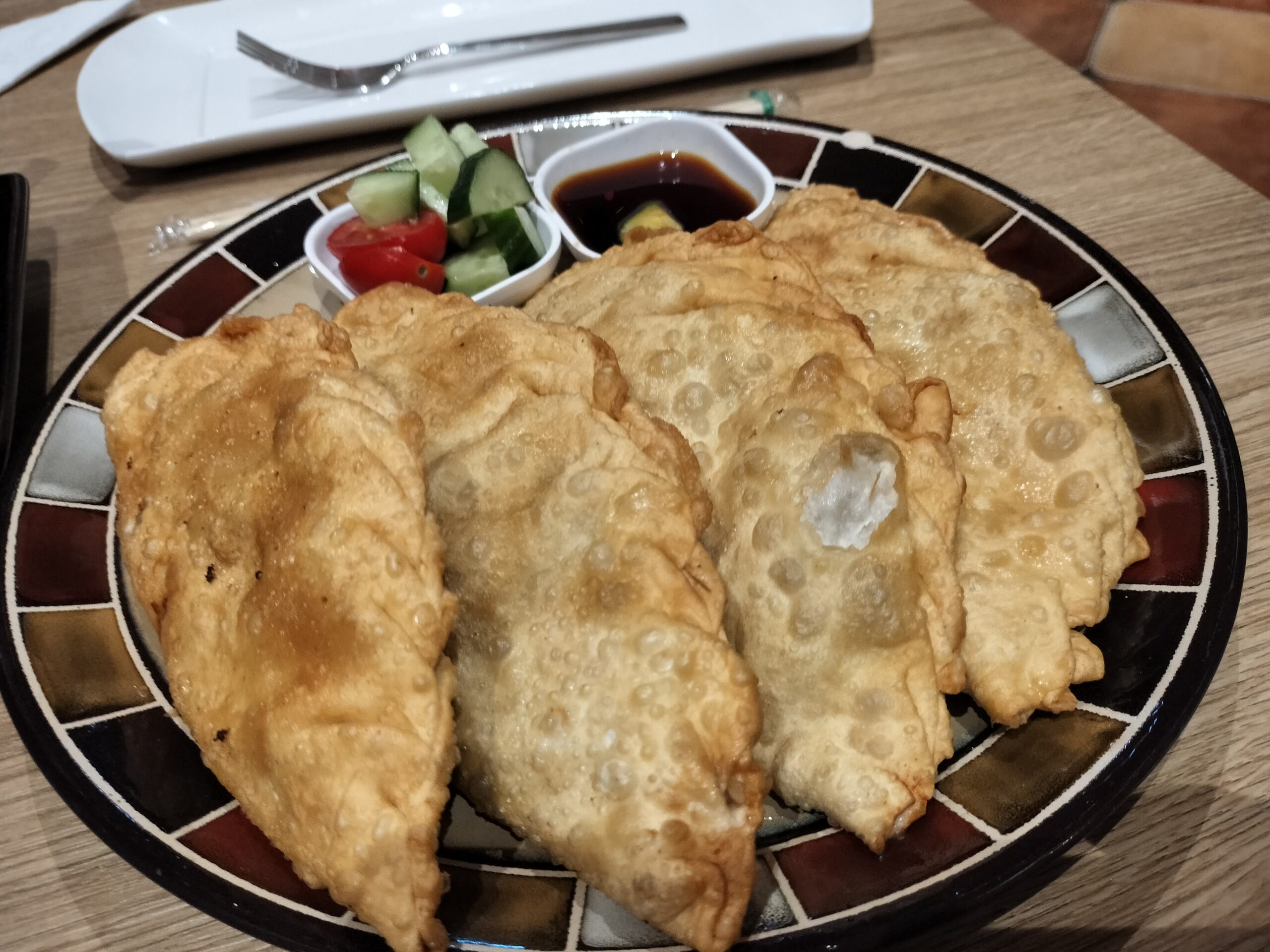 モンゴル家庭料理の揚げ餃子「ホーショール」